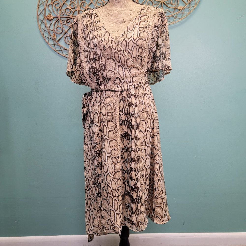 TECERA Wrap Midi Dress